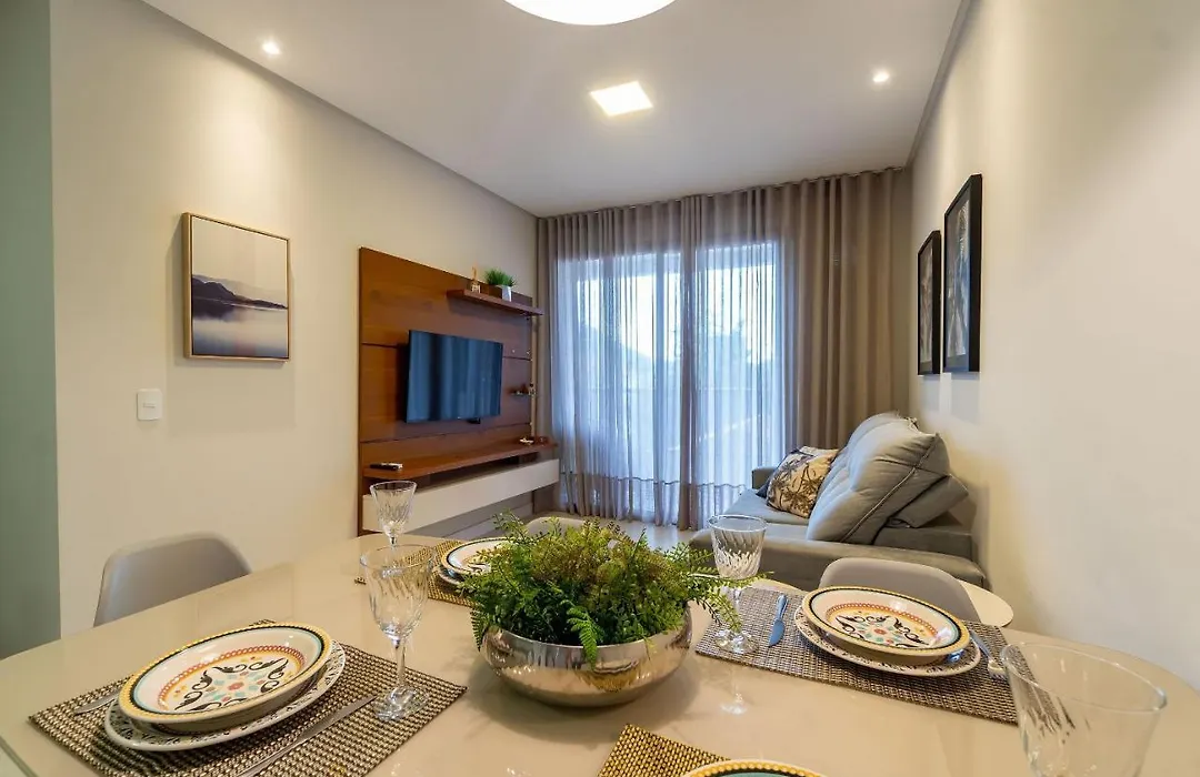 Elegante Apartamento no Centro de Bombinhas, 200m da Praia-1